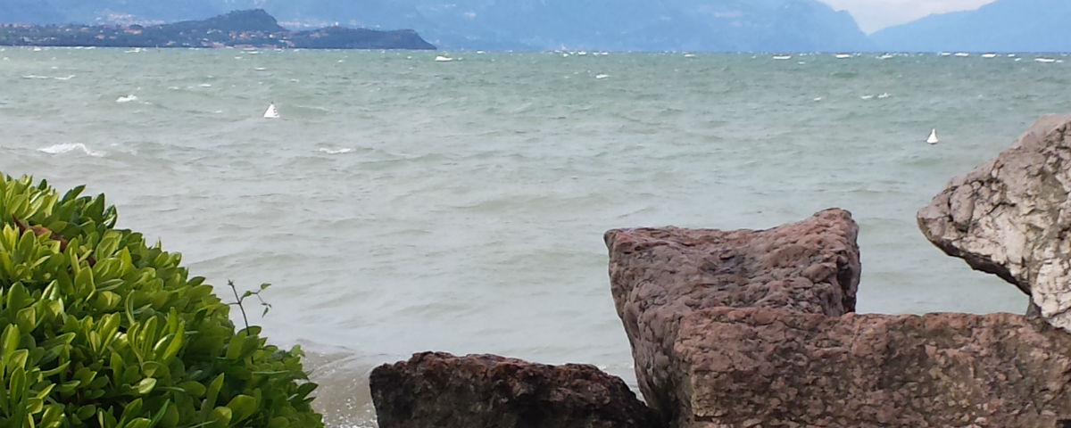 Visitare il lago di Garda con la barca a noleggio