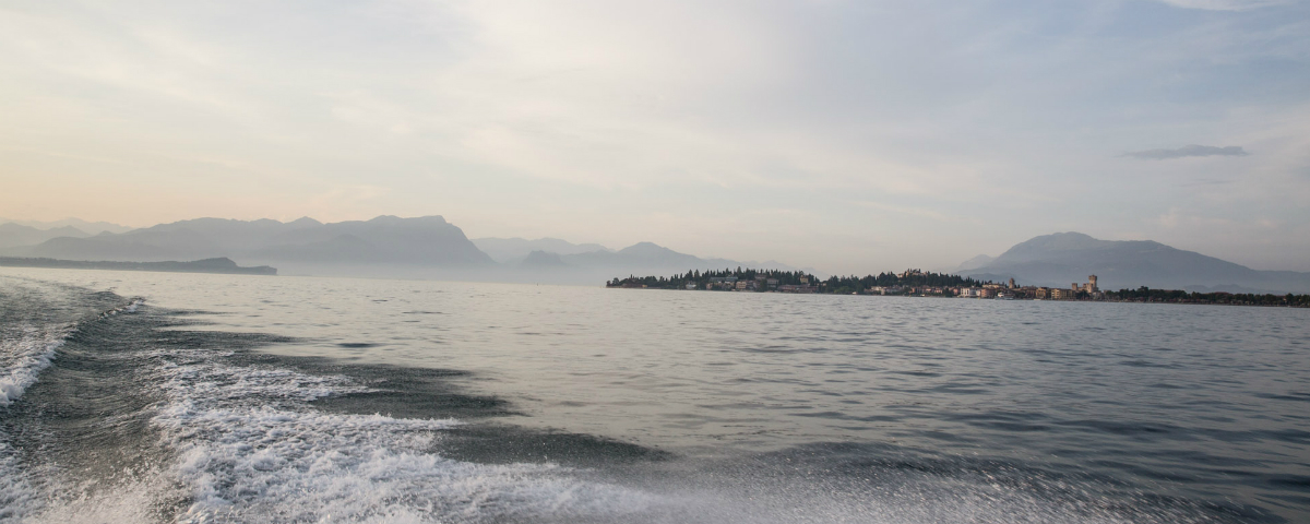 Visitare il lago di Garda con la barca a noleggio